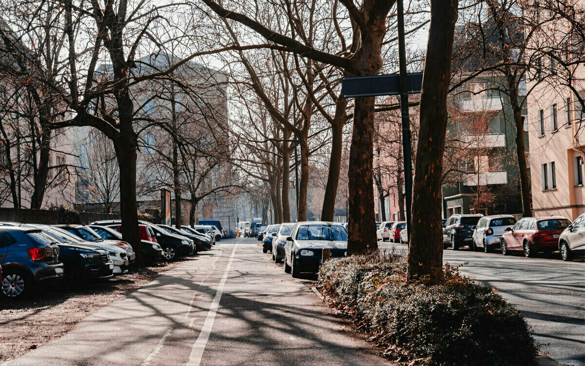Der Fahrradweg in der Ottostraße in Würzburg Der Fahrradweg in der Ottostraße in Würzburg